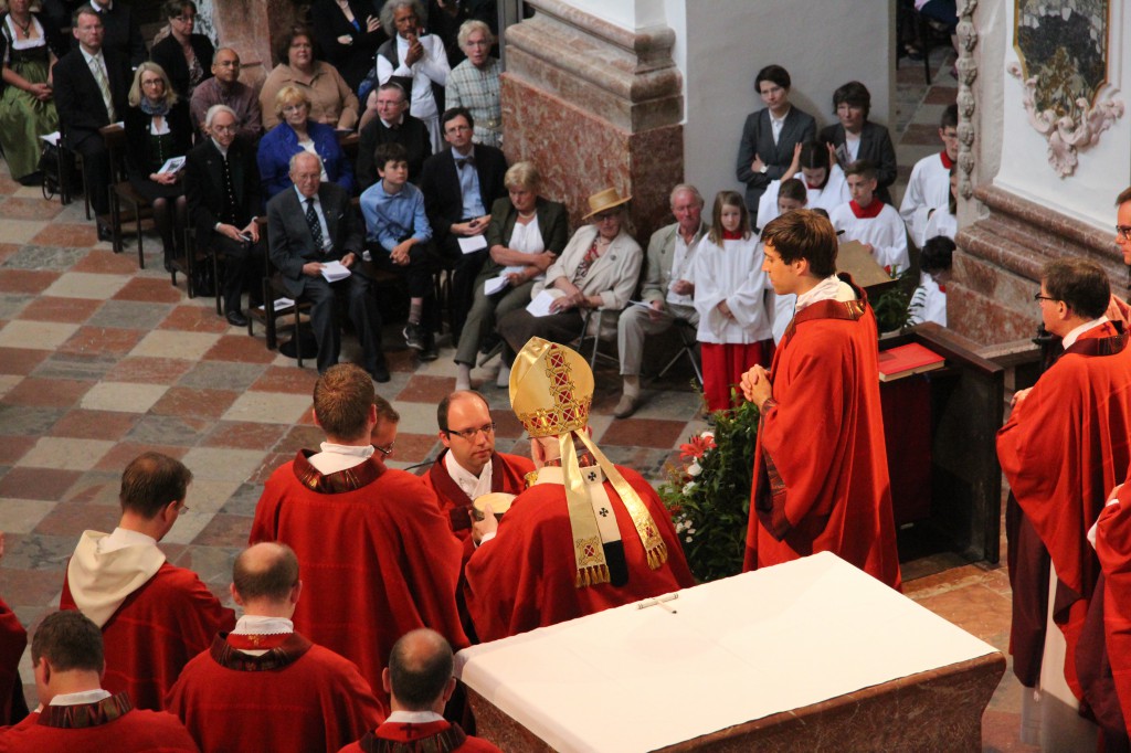 2014-06-28_6_Priesterweihe_EucharGaben