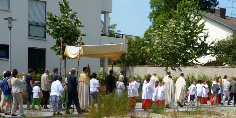 Mit Christus auf dem Weg – Fronleichnamsprozession im Pfarrverband