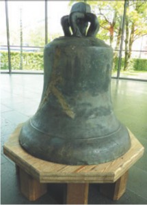 Wiedererlangte Glocke von St. Johannes Baptist im Kirchenrund von St. Thomas