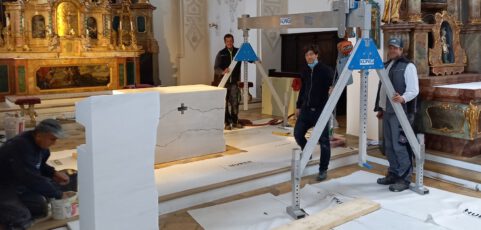 Jetzt stehen der neuen Altar und Ambo in St. Lorenz