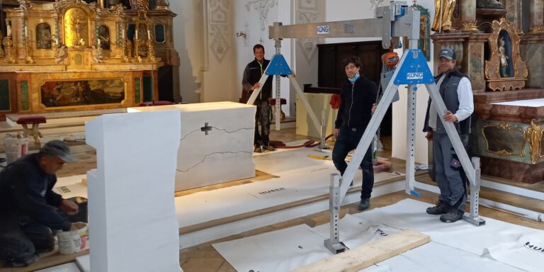 Jetzt stehen der neuen Altar und Ambo in St. Lorenz