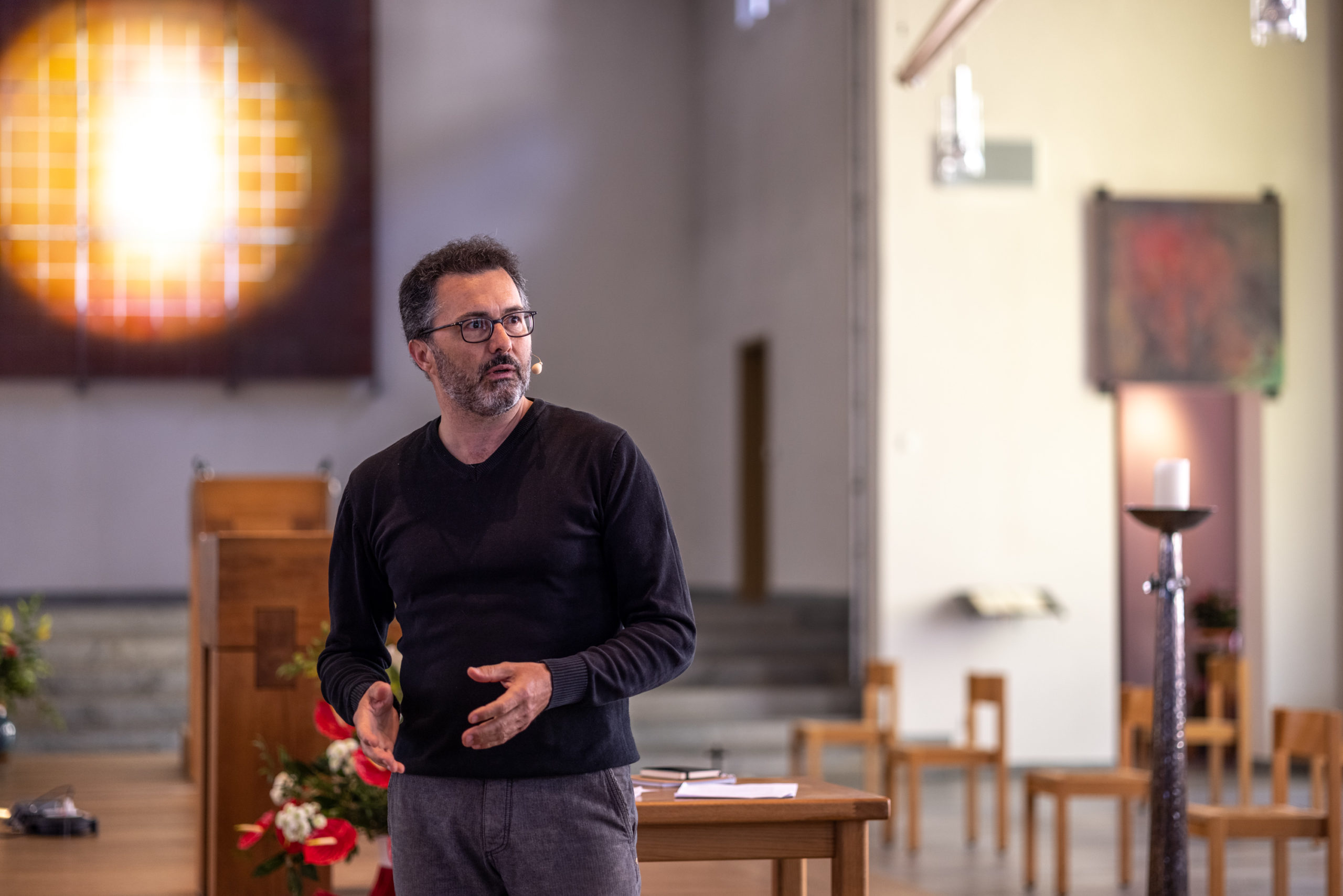 Solo-Theaterstück „Abgerungen“ über Haltungen, Herausforderungen und den mutigen Einsatz für Humanität und Werte